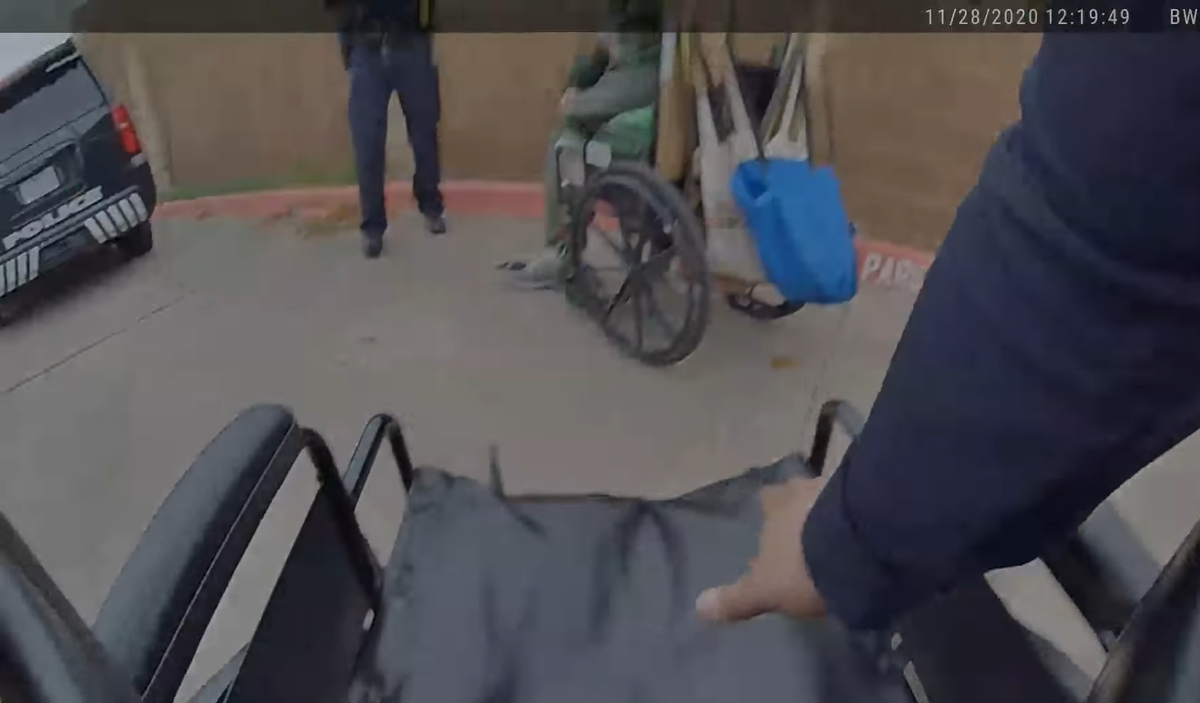 Video Texas cop buys wheelchair for man in need